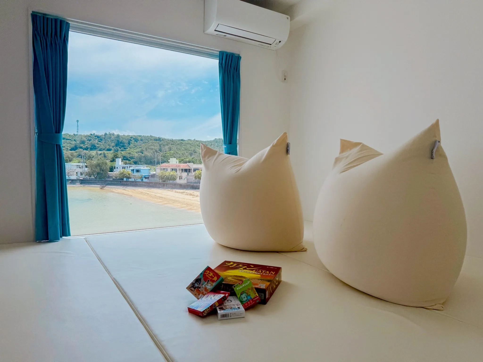 シャローズの宿泊部屋と海の景色